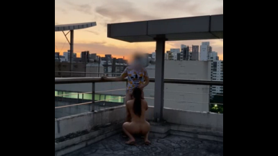 헬창변녀 분당댁 - 탁트인 건물옥상에서 해방감을 느끼는 야외섹스 [레드걸 한국야동,최신야동,무료야동]